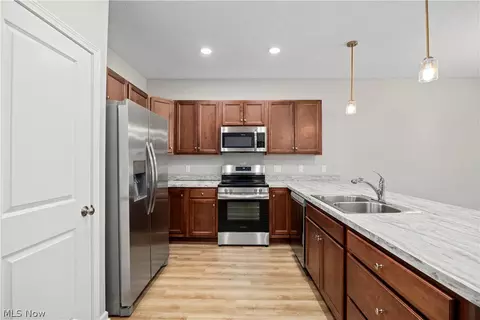 Kitchen - 556 Eldemire Ln, Elyria, OH 44035 photo 2 of 2