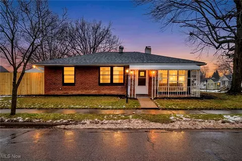 985 Clement St, Akron, OH 44306