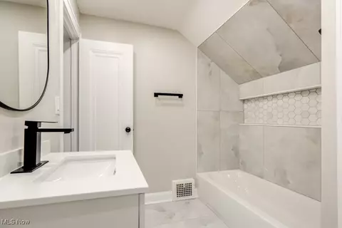 Bath - 19331 Ormiston Ave, Euclid, OH 44119 photo 3 of 8