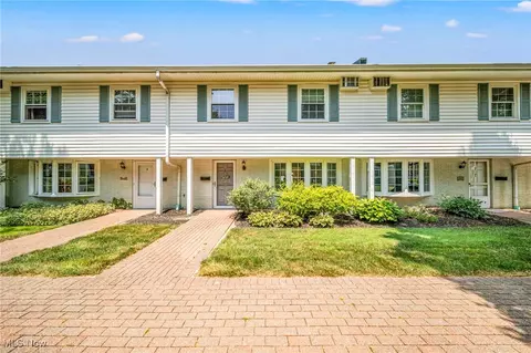 15 Meadowlawn Dr #6, Mentor, OH 44060