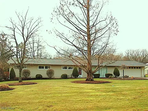 6626 Hawthorne Dr, Brecksville, OH 44141