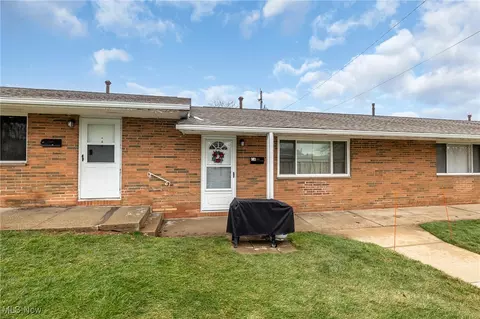 21896 River Oaks Dr, Rocky River, OH 44116