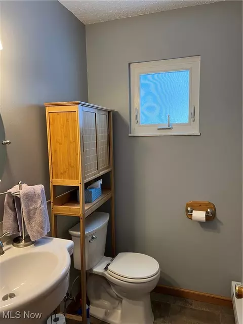 Bath - 418 Carol Ln, Elyria, OH 44035 photo 1 of 3