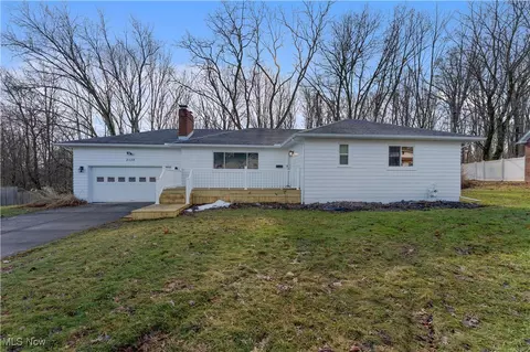 2139 Cranbrook Dr, Youngstown, OH 44511
