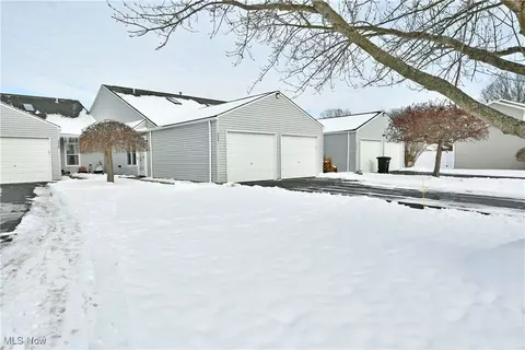 3394 Ivy Hill Cir #E, Cortland, OH 44410