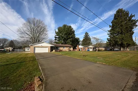 5042 Laddie Dr, New Franklin, OH 44319