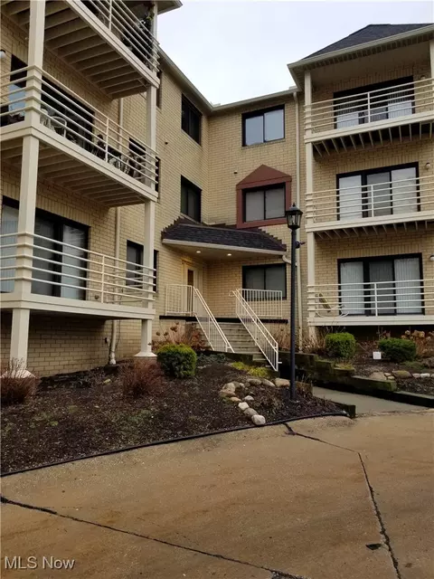 19510 Lorain Rd #201, Cleveland, OH 44126