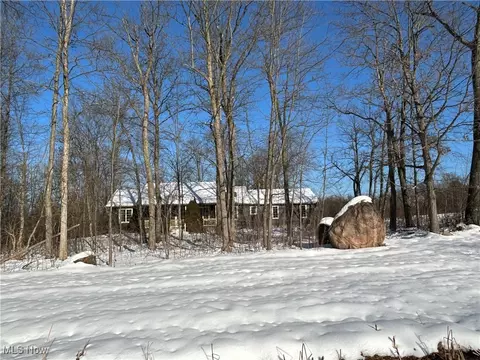 15661 Windmill Pt, Huntsburg, OH 44046
