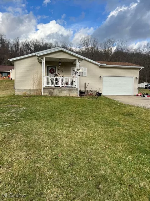 2215 Hilliard Dr, Midvale, OH 44653