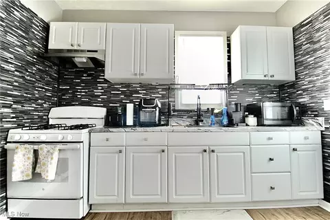 Kitchen - 1122 West Ave, Elyria, OH 44035 photo 2 of 3