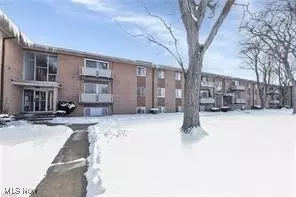 22081 River Oaks Dr #B1, Rocky River, OH 44116