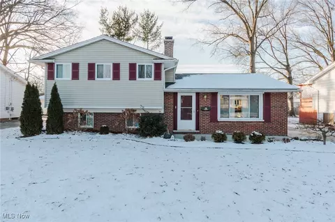 25077 Doe Dr, North Olmsted, OH 44070