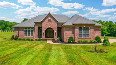 11383 Rolling Meadows Dr, Garrettsville, OH 44231