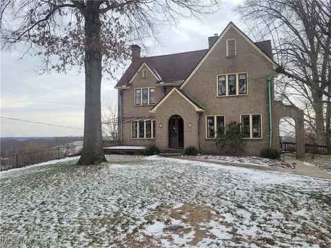 413 Oakwood Dr, Cadiz, OH 43907