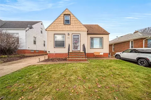 8803 Pinegrove Ave, Parma, OH 44129