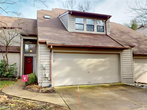 63 Starboard Cir, Akron, OH 44319