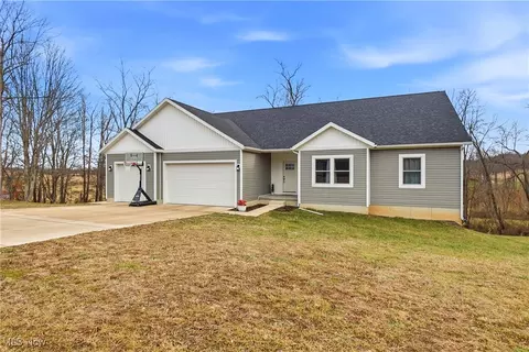3010 Corbin Dr, Zanesville, OH 43701
