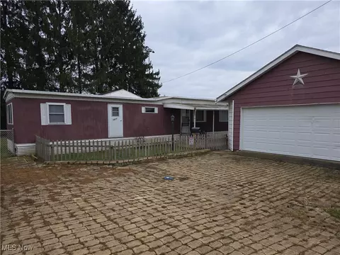 1812 Danbury Ave, Wellsville, OH 43968