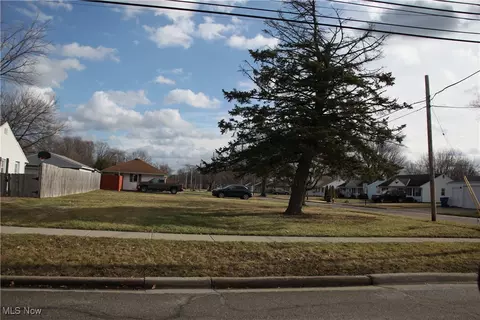 923 Lake Breeze Rd, Sheffield Lake, OH 44054