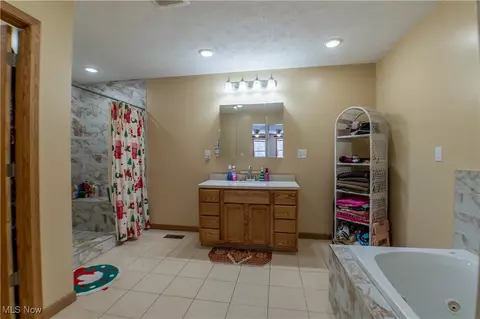Bath - 2896 Alliance Rd, Rootstown, OH 44272 photo 2 of 4