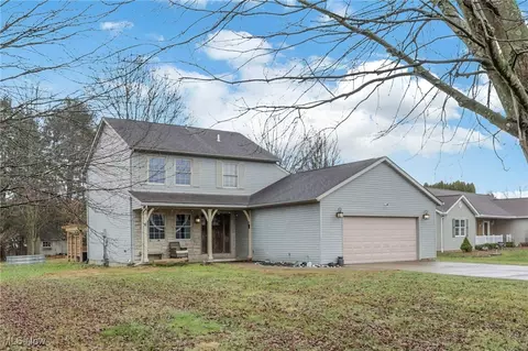 390 Spring Valley Dr, Zanesville, OH 43701