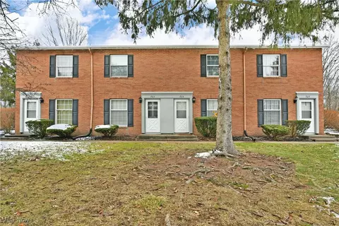 723 Lakeview Dr, Cortland, OH 44410