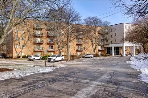 3675 Clague Rd #216, North Olmsted, OH 44070