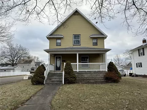 639 4th St NW, New Philadelphia, OH 44663
