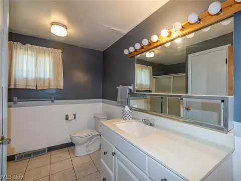 Bath - 490 Mapleview Dr, Seven Hills, OH 44131 photo 6 of 6