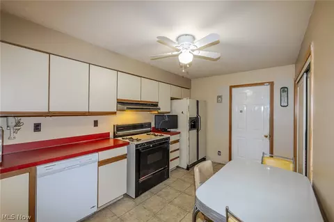Kitchen - 490 Mapleview Dr, Seven Hills, OH 44131 photo 3 of 4