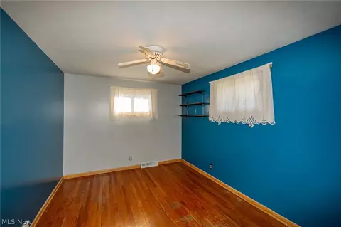 Bedroom - 490 Mapleview Dr, Seven Hills, OH 44131 photo 5 of 10