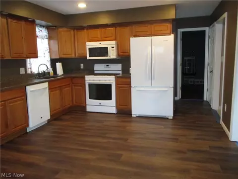 Kitchen - 490 Mapleview Dr, Seven Hills, OH 44131 photo 2 of 4