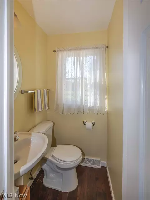 Bath - 490 Mapleview Dr, Seven Hills, OH 44131 photo 2 of 6