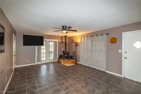 Living - 490 Mapleview Dr, Seven Hills, OH 44131 photo 4 of 5