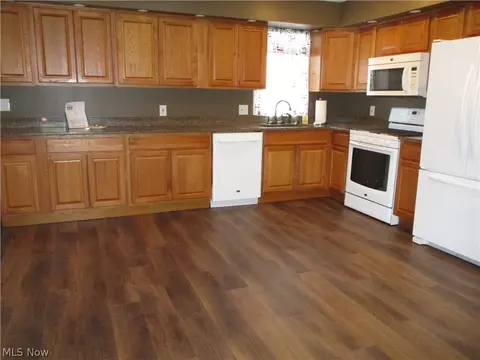 Kitchen - 490 Mapleview Dr, Seven Hills, OH 44131 photo 1 of 4
