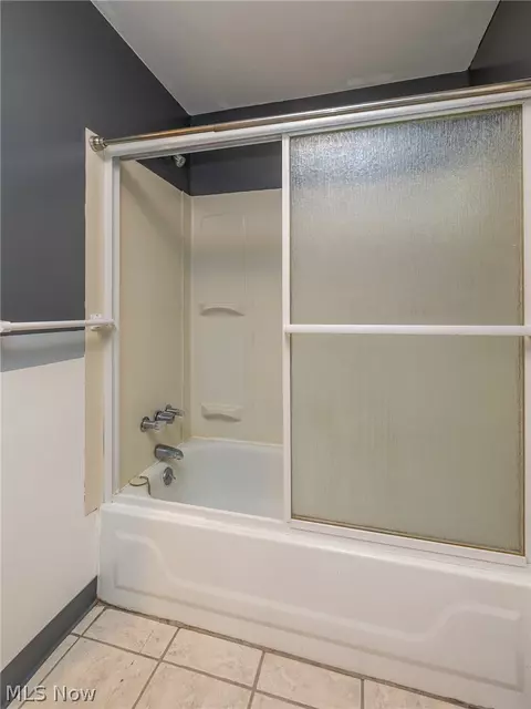 Bath - 490 Mapleview Dr, Seven Hills, OH 44131 photo 5 of 6