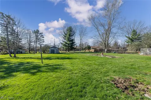 Exterior - 490 Mapleview Dr, Seven Hills, OH 44131 photo 6 of 6