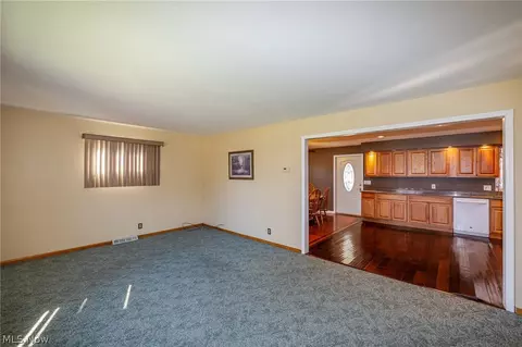 Living - 490 Mapleview Dr, Seven Hills, OH 44131 photo 2 of 5
