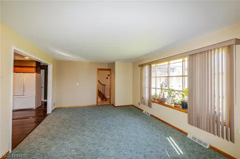 Living - 490 Mapleview Dr, Seven Hills, OH 44131 photo 3 of 5