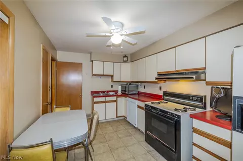 Kitchen - 490 Mapleview Dr, Seven Hills, OH 44131 photo 4 of 4