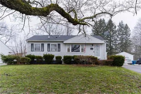 1145 Doris Dr, Hubbard, OH 44425