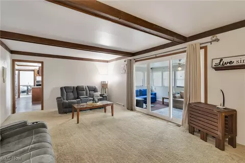 Living - 858 Squirrel Hill Dr, Boardman, OH 44512 photo 2 of 3