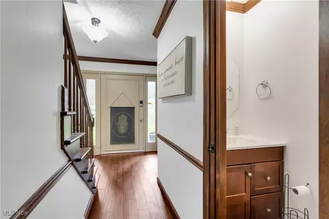 Entry Way - 858 Squirrel Hill Dr, Boardman, OH 44512 photo 2 of 5