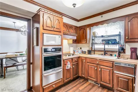 Kitchen - 858 Squirrel Hill Dr, Boardman, OH 44512 photo 2 of 5