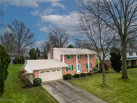 697 Redwood Dr, Canal Fulton, OH 44614
