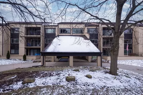 171 Court Dr #301, Fairlawn, OH 44333