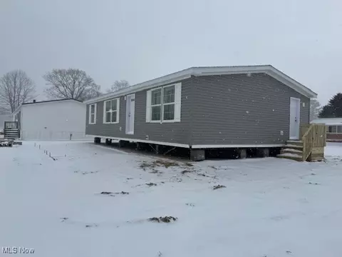2661 Lake Breeze Dr, Madison, OH 44057