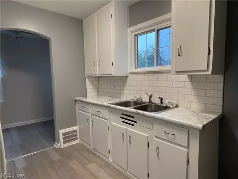 Entry Way - 2800 Hillside Rd, Seven Hills, OH 44131 photo 2 of 2