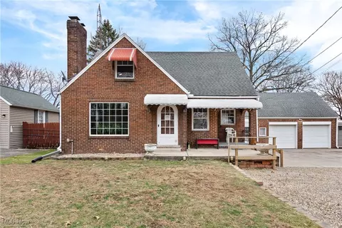 162 Perry Dr NW, Canton, OH 44708 photo 1