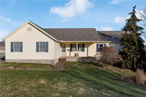 5773 Smith Kramer St NE, Hartville, OH 44632